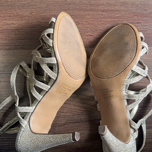 Womens Kelly And Kate Gold Sparkle Heels 7.5 Shoes Formal Wedding Prom - Picture 6 of 6